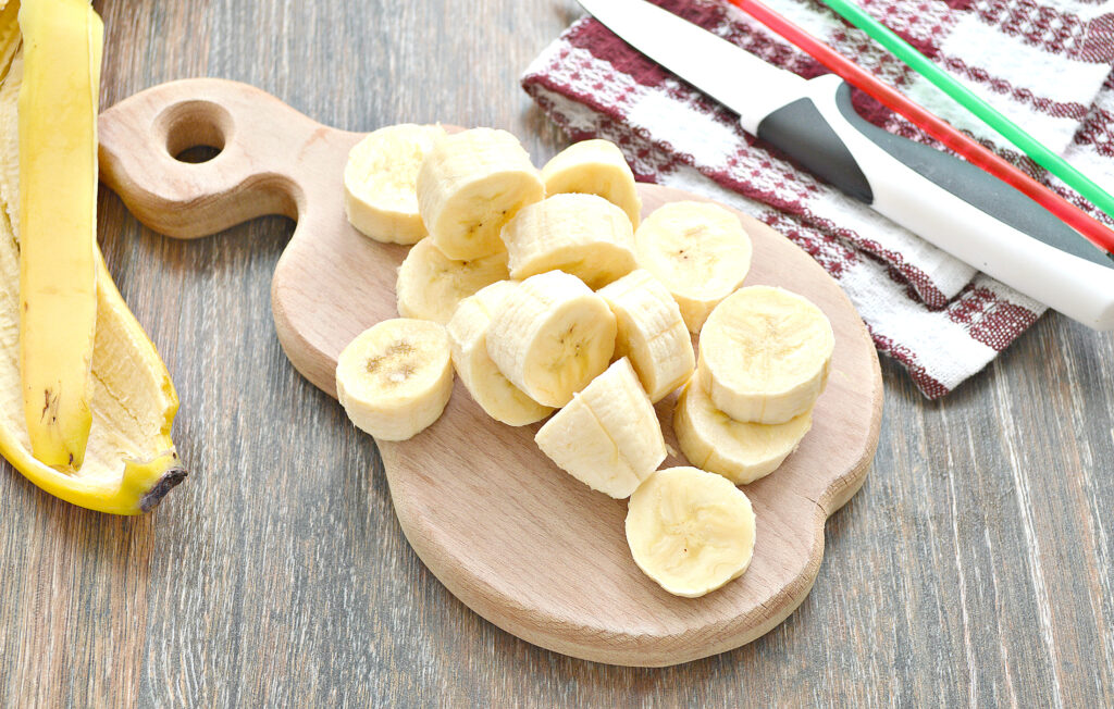 Очищаем банан и нарезаем его небольшими ломтиками.